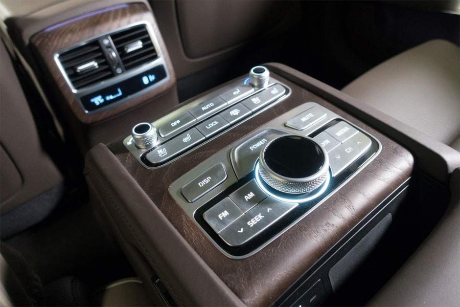 Детали интерьера Kia K900 (RJ) 2018 года  (фото 21 из 64)